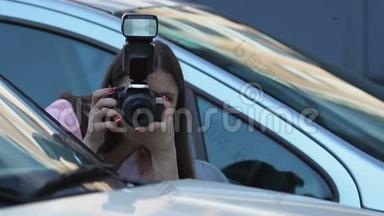 年轻女子偷偷在车后拍照，小报摄影新闻